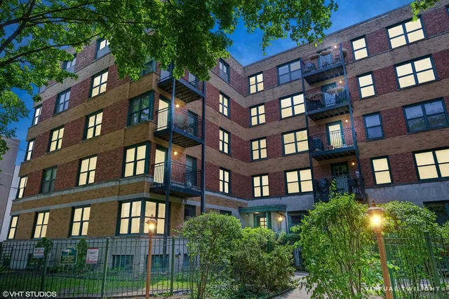 $350,000 | 2545 West Catalpa Avenue, Unit 4A, Chicago, IL 60625