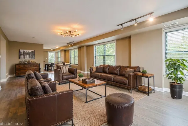 $350,000 | 2545 West Catalpa Avenue, Unit 4A, Chicago, IL 60625