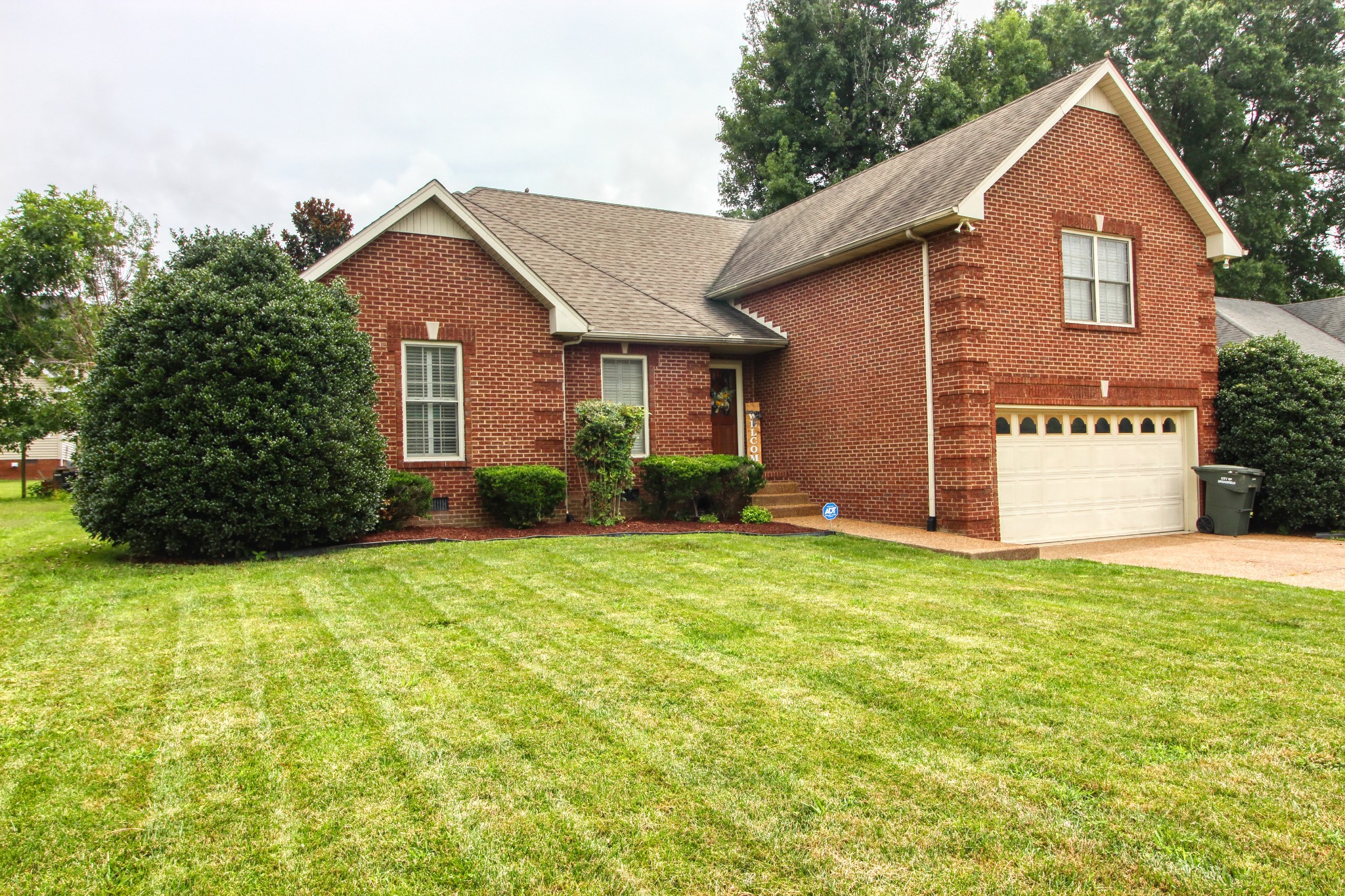 a view of a house with backyard and garden