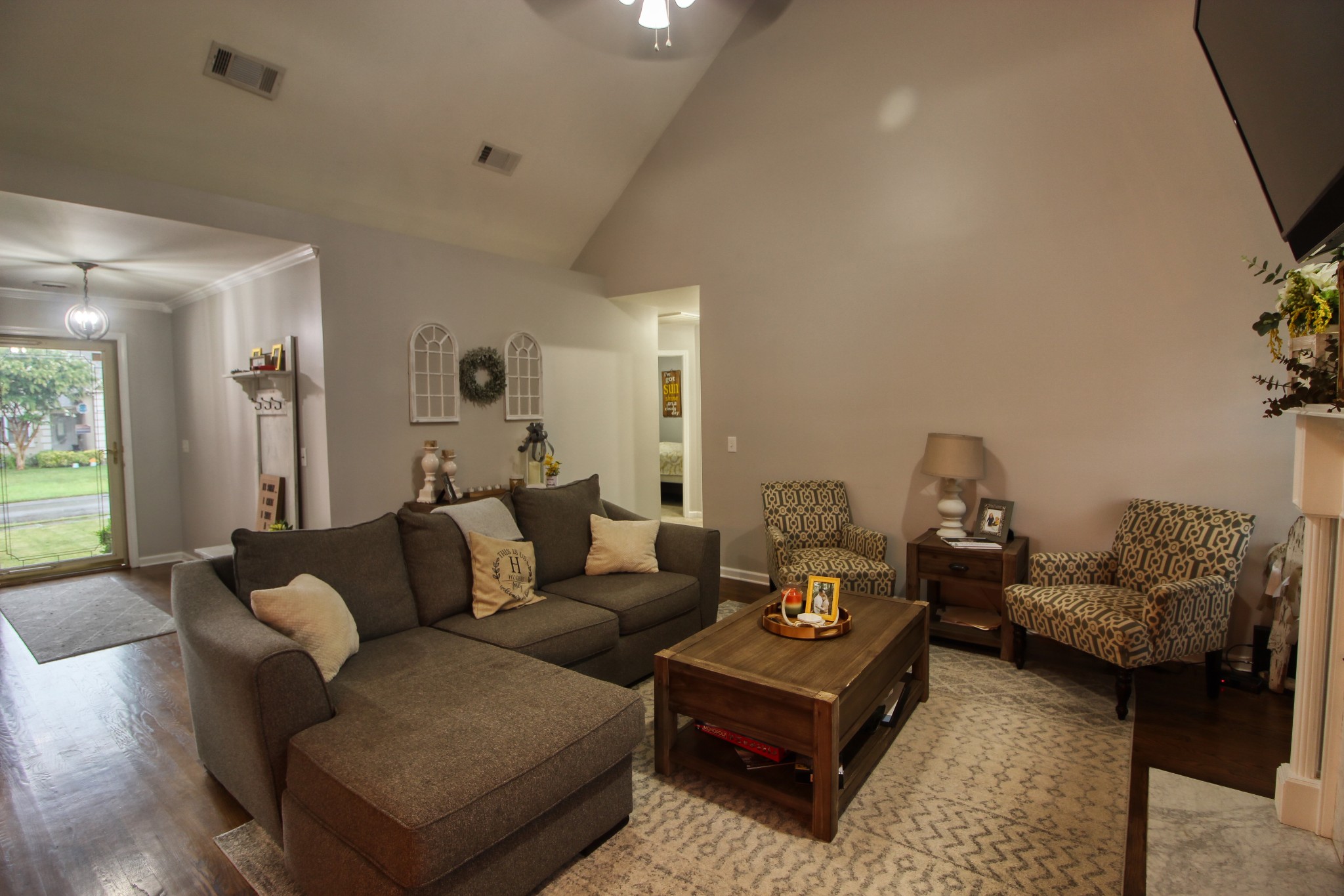 124 Fieldstone Lane Springfield, TN 37172 - Photo 8 of 21 a living room with furniture and a couch