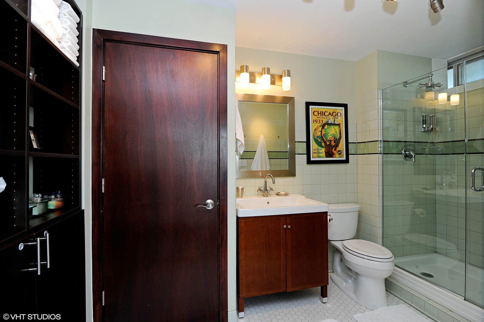 5601 North Sheridan Road, Unit 7A Chicago, IL 60660 - Photo 12 of 15 a bathroom with a toilet a sink and shower