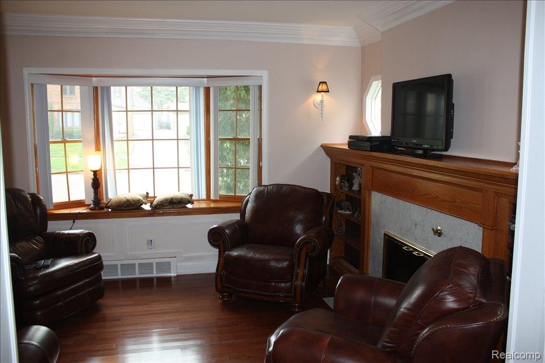 197 Ogemaw Road Pontiac, MI 48341 - Photo 2 of 17 Living Rm