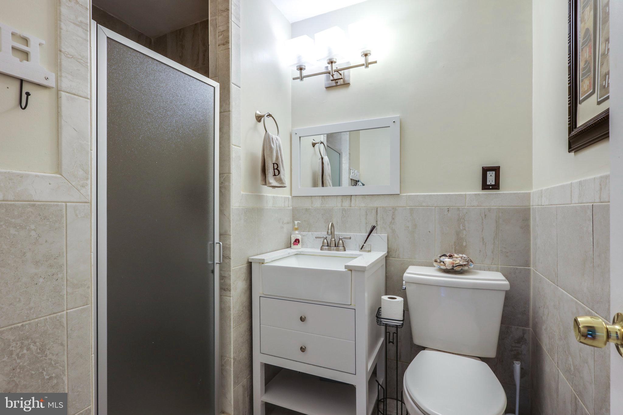 4417 Laurel Road Alexandria, VA 22309 - Photo 14 of 35 Upstairs hall bath