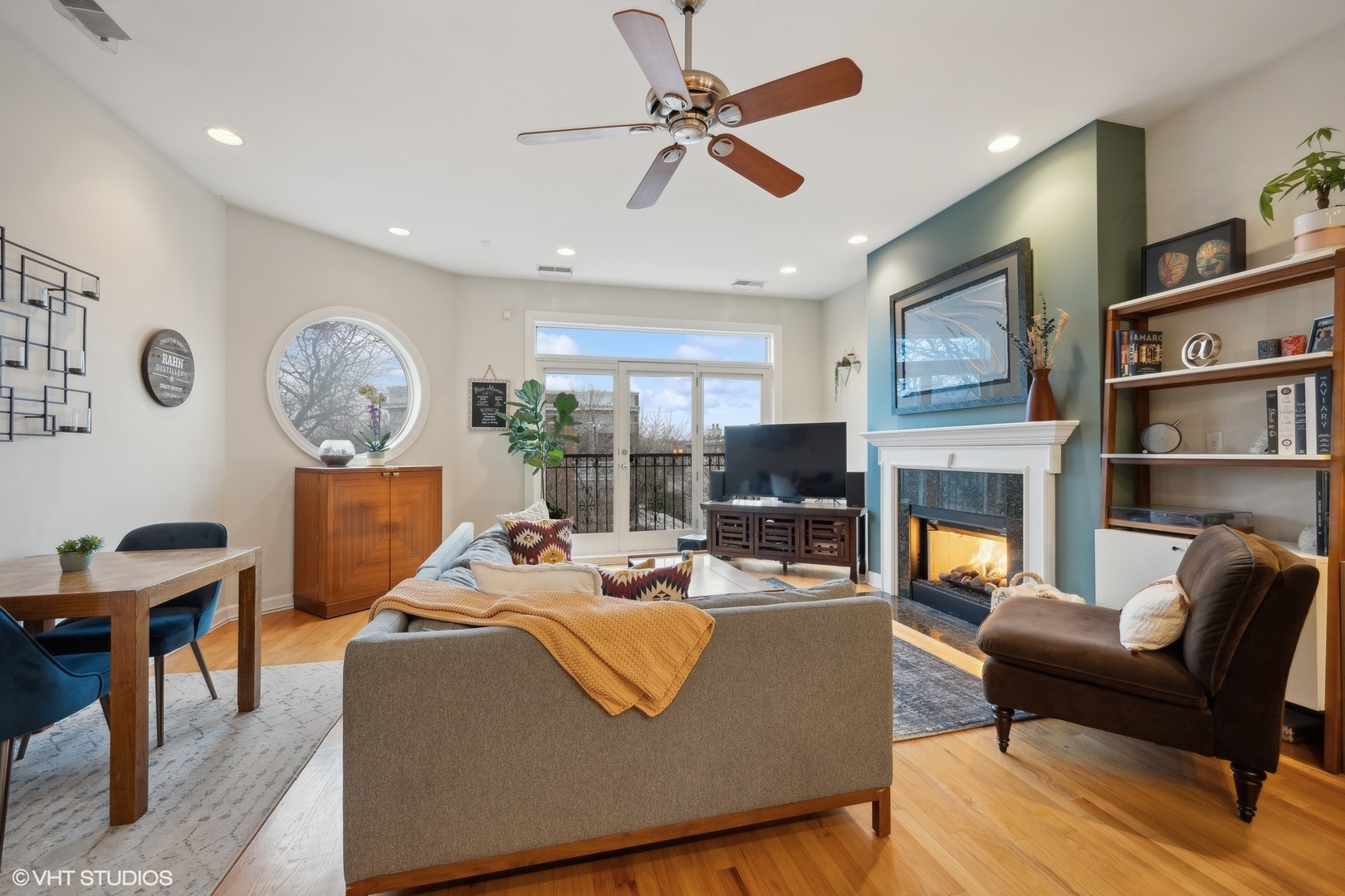 3035 North Racine Avenue, Unit 3 Chicago, IL 60657 - Photo 3 of 17 Gallery Image 3
