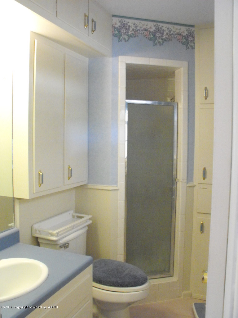 5502 Alvarado Road Amarillo, TX 79106 - Photo 11 of 20 master bathroom