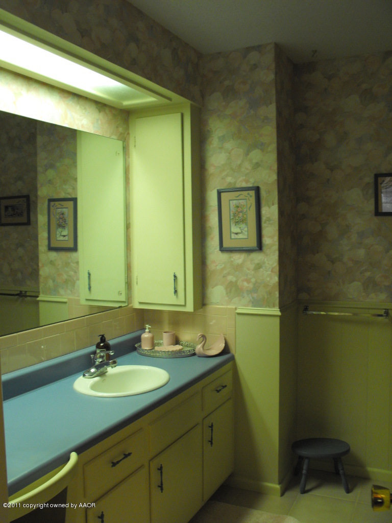 5502 Alvarado Road Amarillo, TX 79106 - Photo 12 of 20 hall bathroom