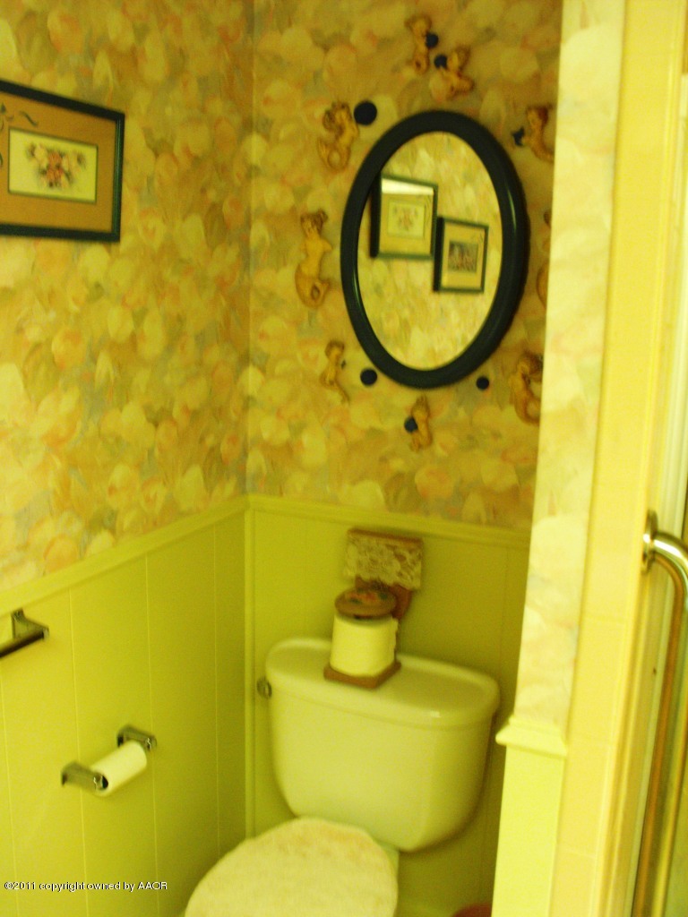 5502 Alvarado Road Amarillo, TX 79106 - Photo 13 of 20 hall bathroom