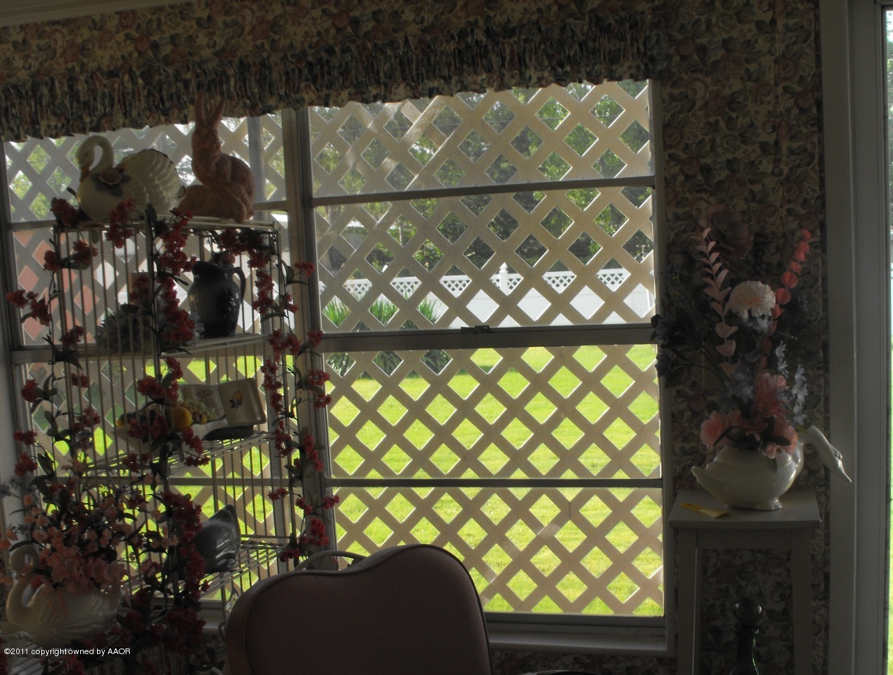 5502 Alvarado Road Amarillo, TX 79106 - Photo 14 of 20 glassed in sunroom