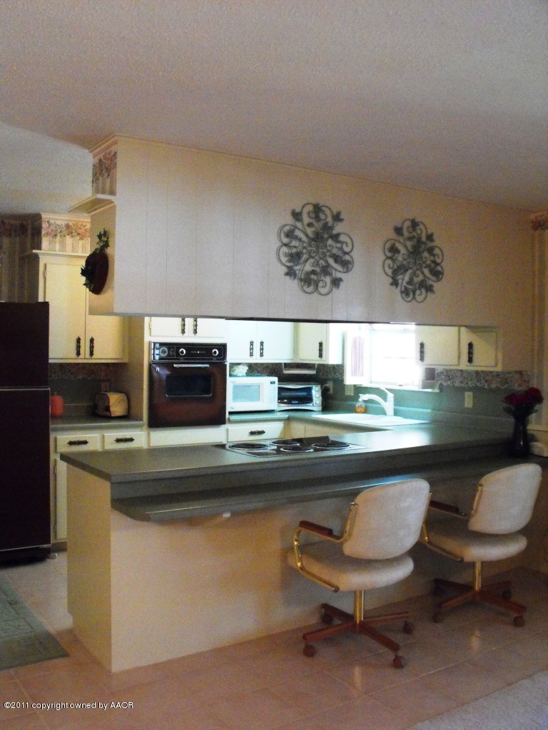 5502 Alvarado Road Amarillo, TX 79106 - Photo 6 of 20 kitchen/bar