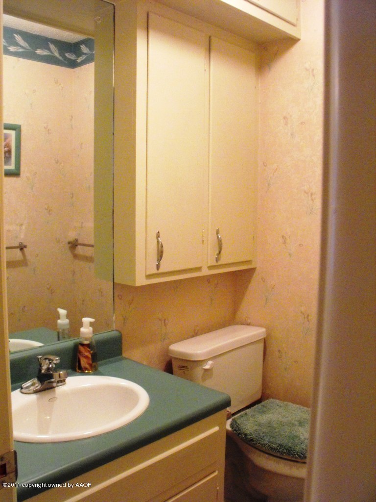 5502 Alvarado Road Amarillo, TX 79106 - Photo 8 of 20 bath