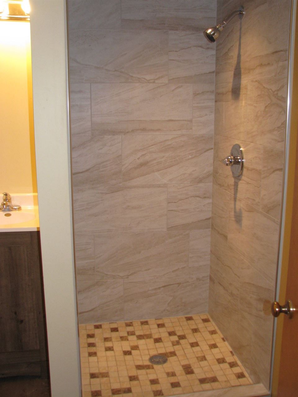 4009 Pinecrest Road Rockford, IL 61107 - Photo 18 of 20 a bathroom with a shower