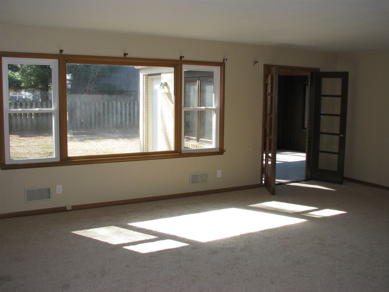 4009 Pinecrest Road Rockford, IL 61107 - Photo 5 of 20 an empty room with a window