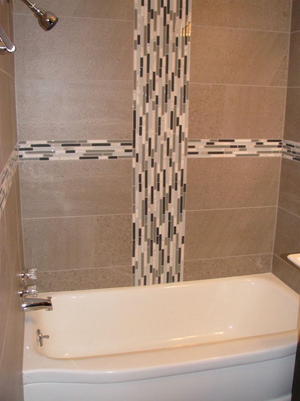 4009 Pinecrest Road Rockford, IL 61107 - Photo 10 of 20 a bathroom with a bathtub and shower