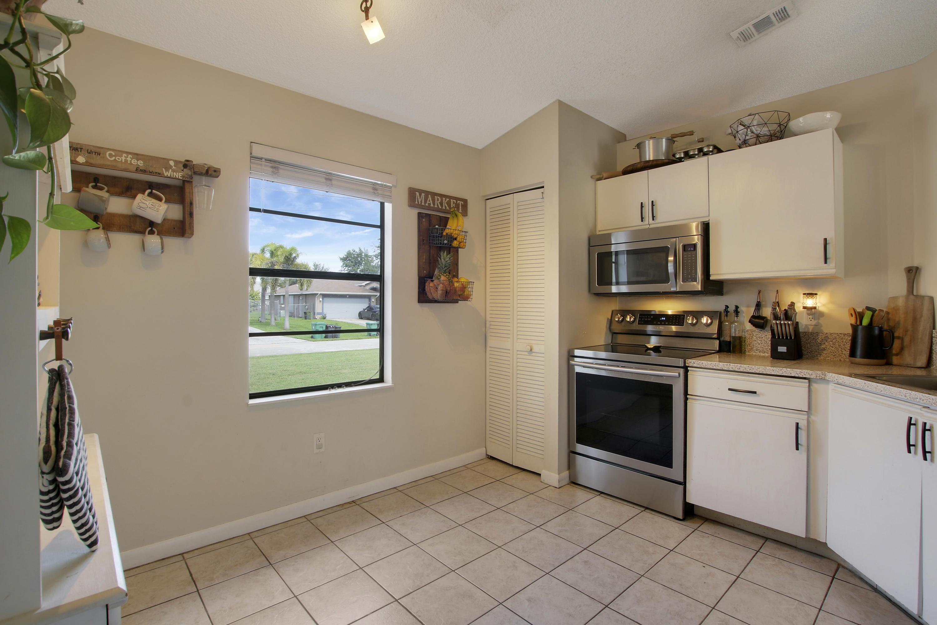 152 Southwest Covington Road Port St. Lucie, FL 34953 - Photo 10 of 26 House-86