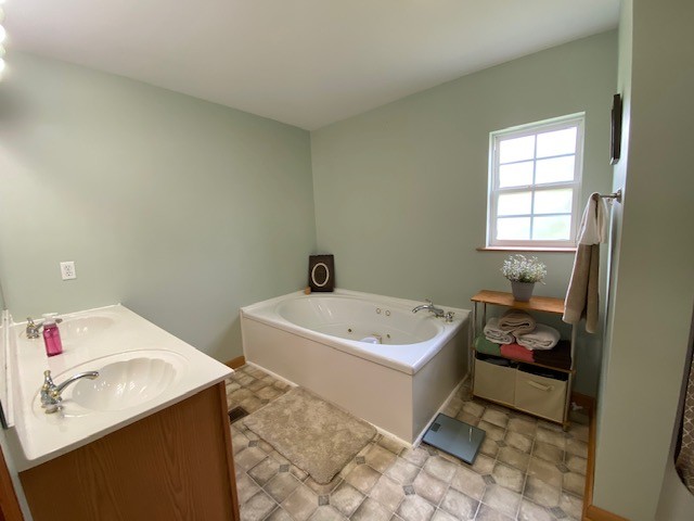 3764 Decherd Estill Road Winchester, TN 37398 - Photo 9 of 29 a bathroom with a sink toilet and bathtub