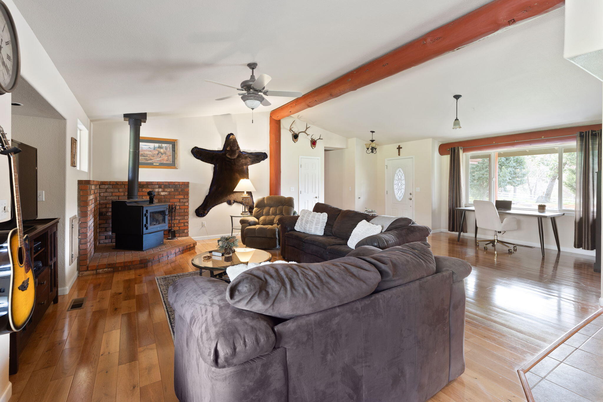379 Oak Ranch Road Grants Pass, OR 97526 - Photo 7 of 38 04_living-room-side-view