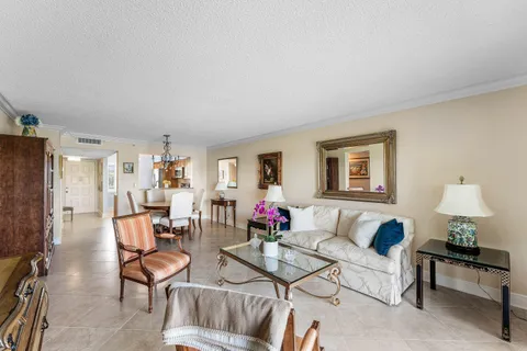$215,000 | 7076 Huntington Lane, Unit 502, Delray Beach, FL 33446
