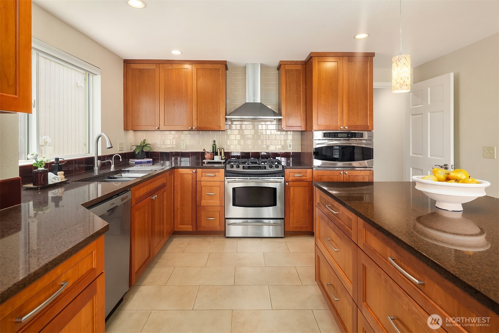 8530 54th Avenue Northeast Seattle, WA 98115 - Photo 12 of 40