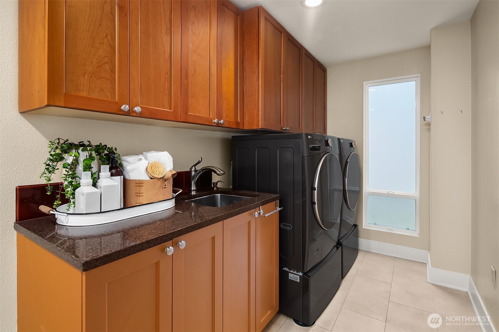 8530 54th Avenue Northeast Seattle, WA 98115 - Photo 17 of 40