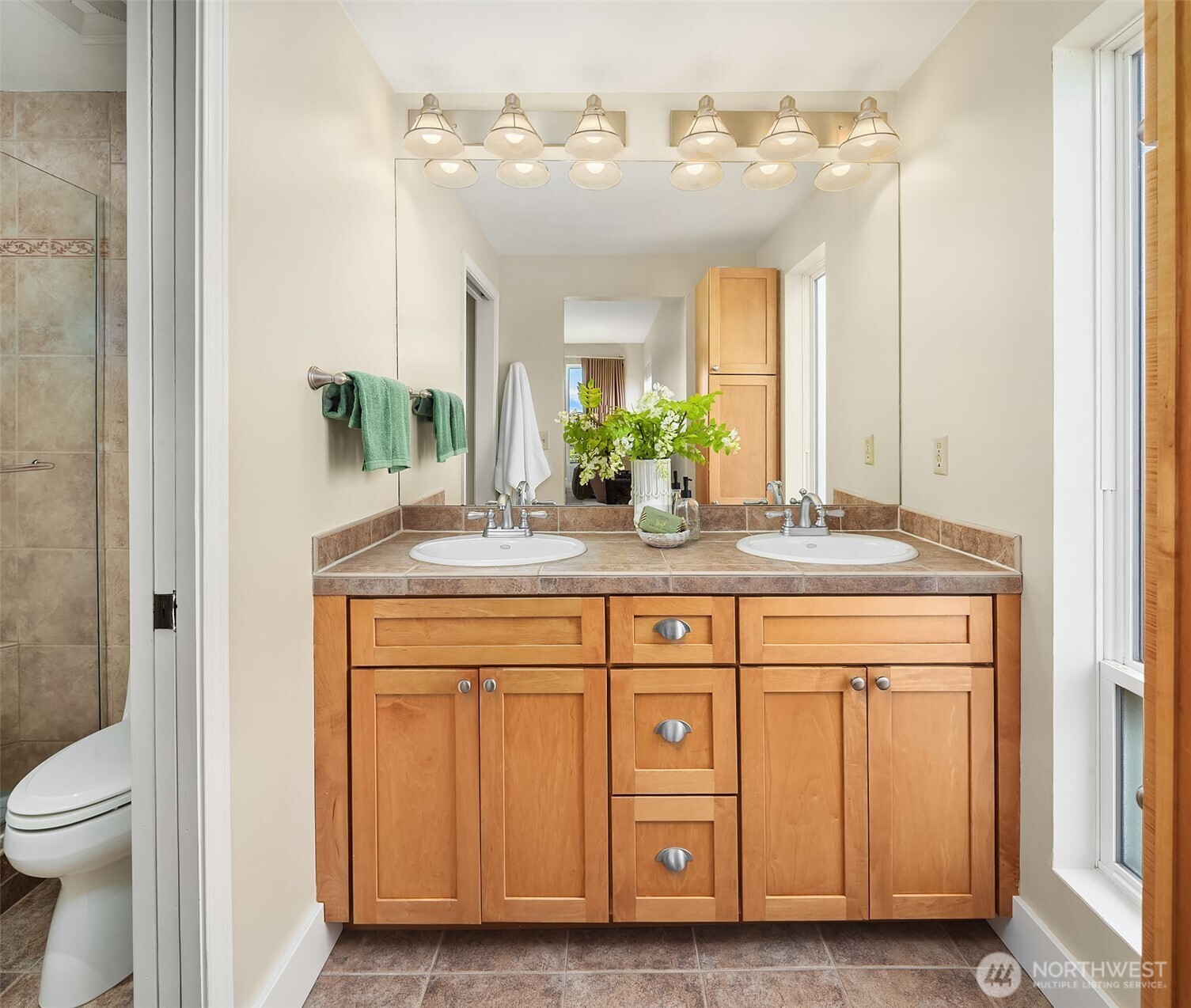 8530 54th Avenue Northeast Seattle, WA 98115 - Photo 20 of 40