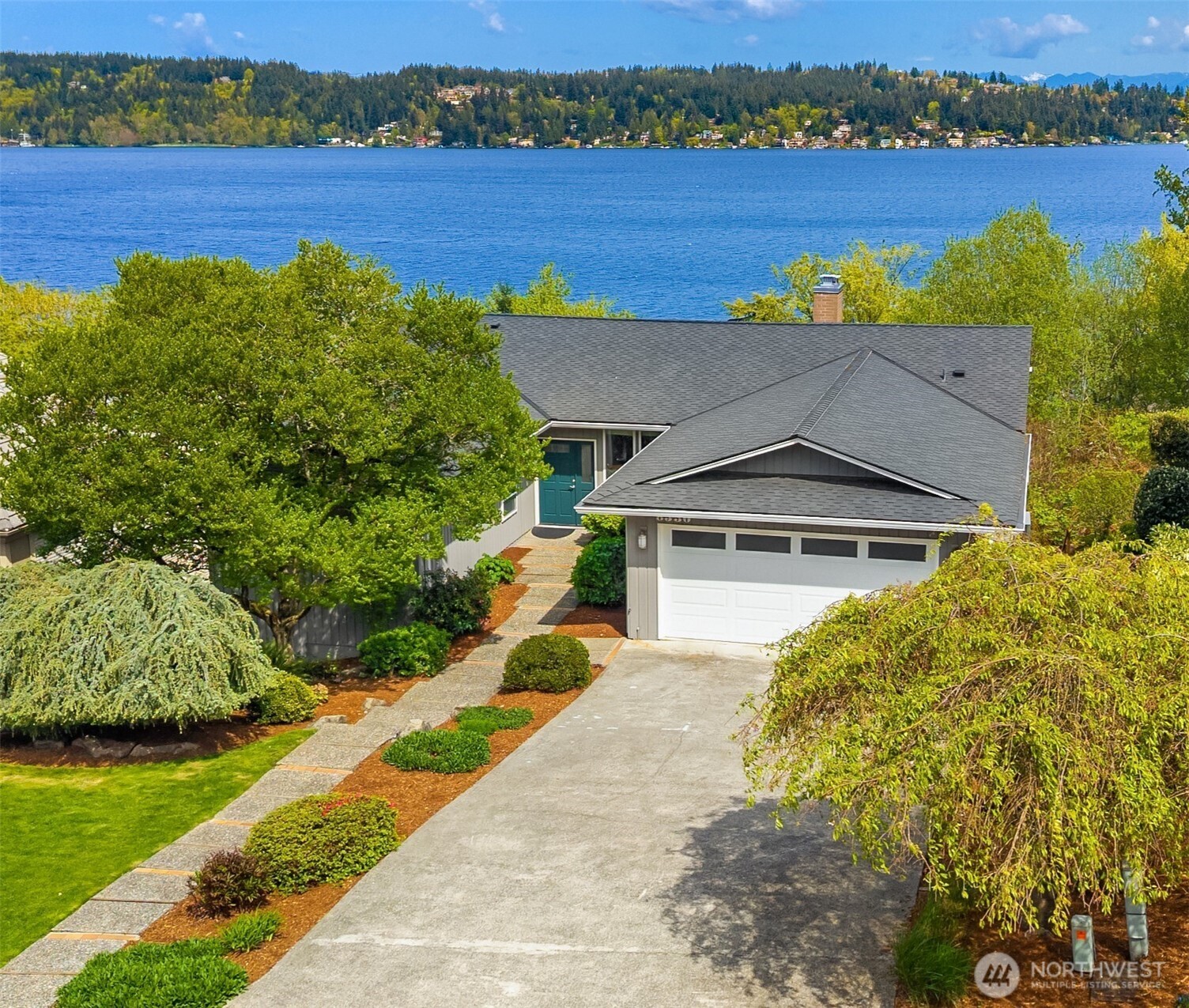 8530 54th Avenue Northeast Seattle, WA 98115 - Photo 2 of 40