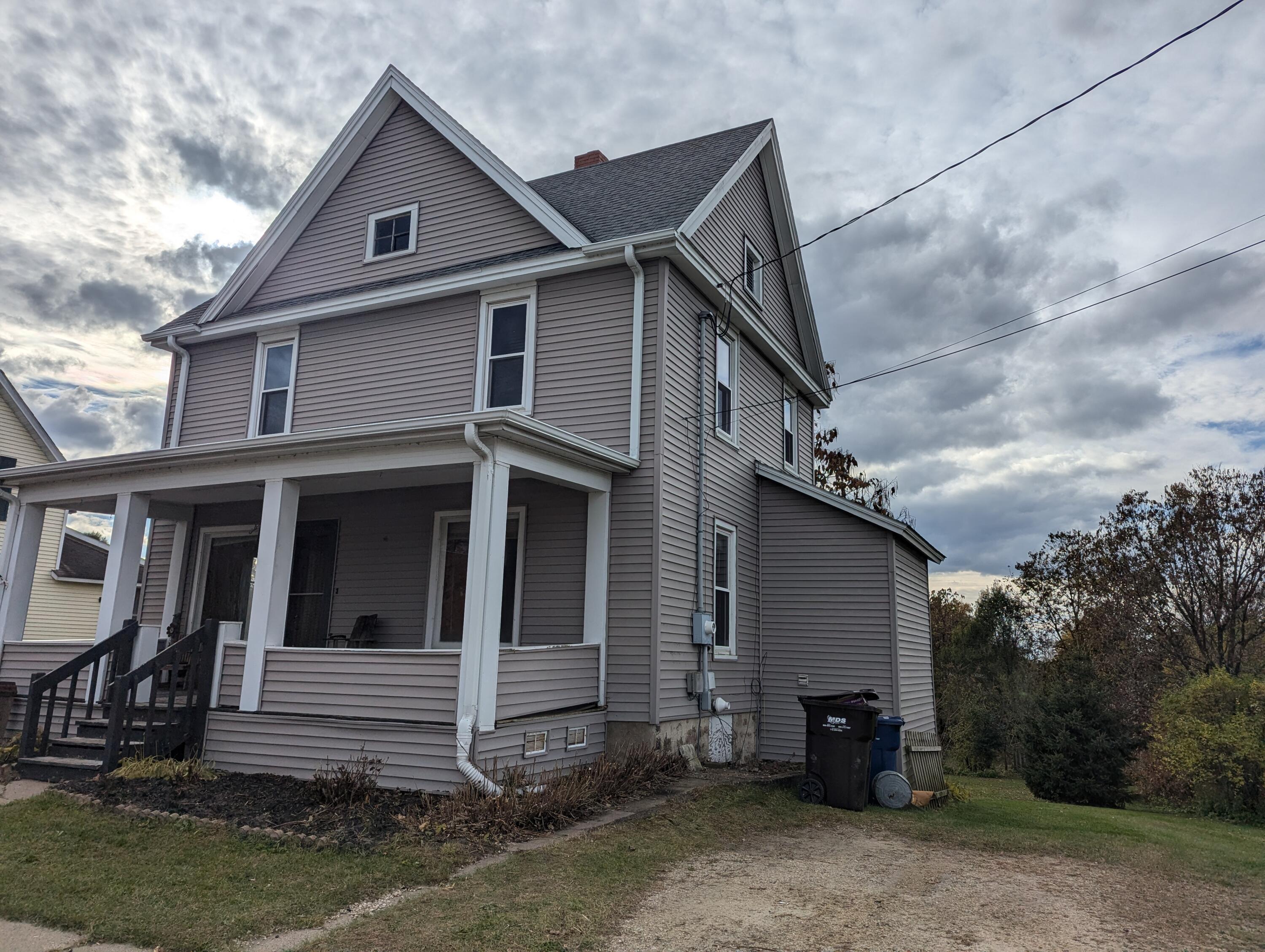 916 South Water Street Sparta, WI 54656 - Photo 4 of 31 PXL_20251030_200711265