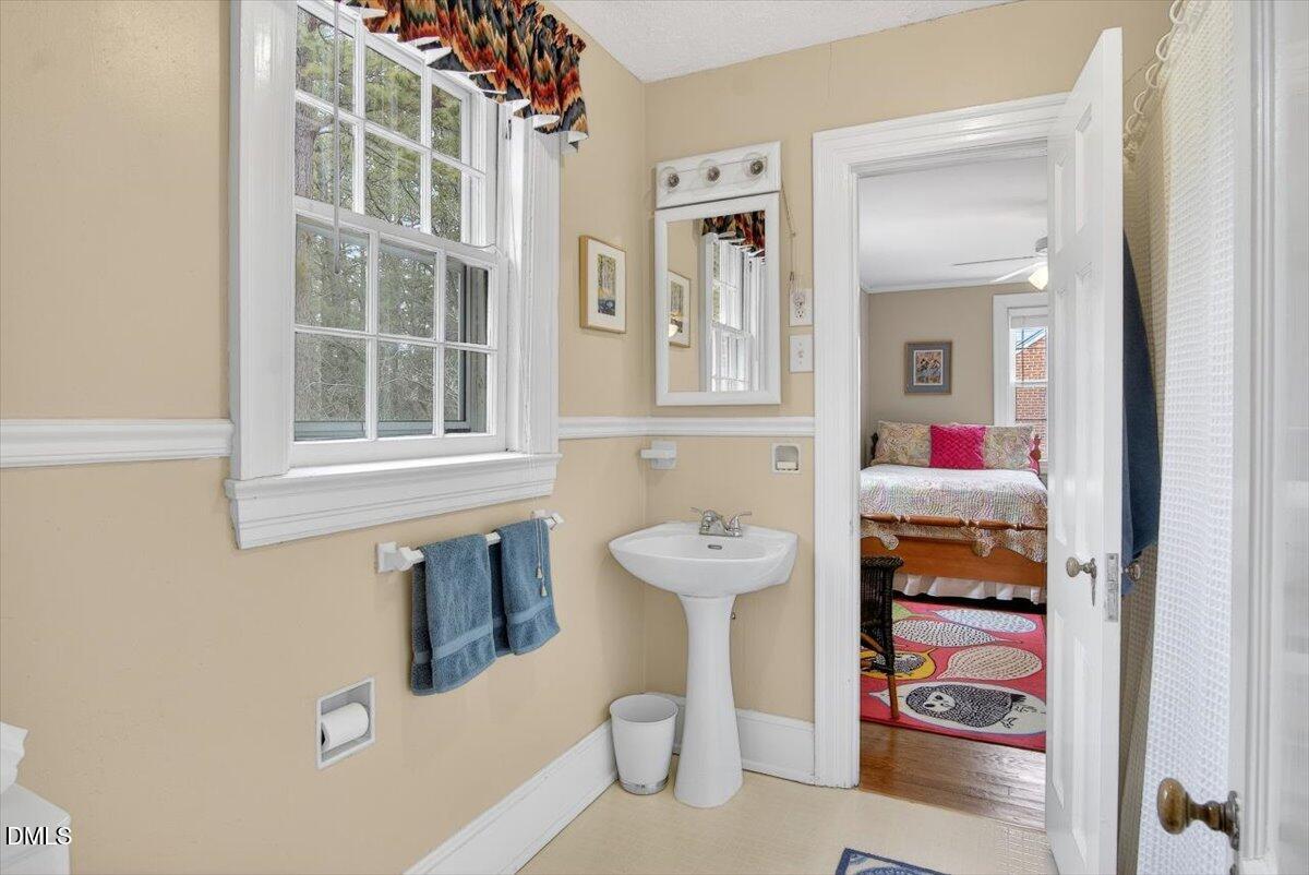 2064 Oxford Road Henderson, NC 27536 - Photo 35 of 70