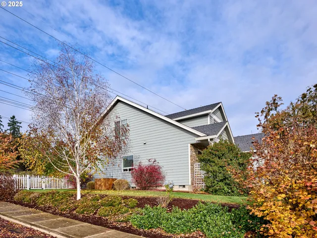 a front view of house with yard