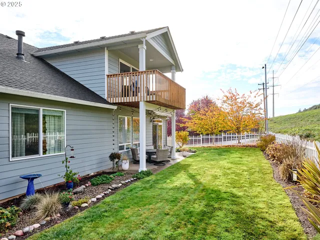 a view of a house with backyard