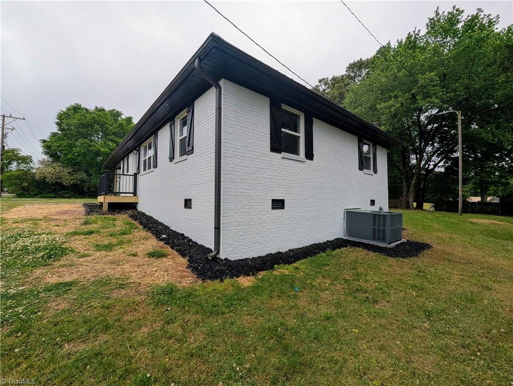 1892 Lake Road Thomasville, NC 27360 - Photo 4 of 32 Gallery Image 4