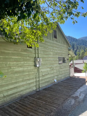 a view of a backyard of the house