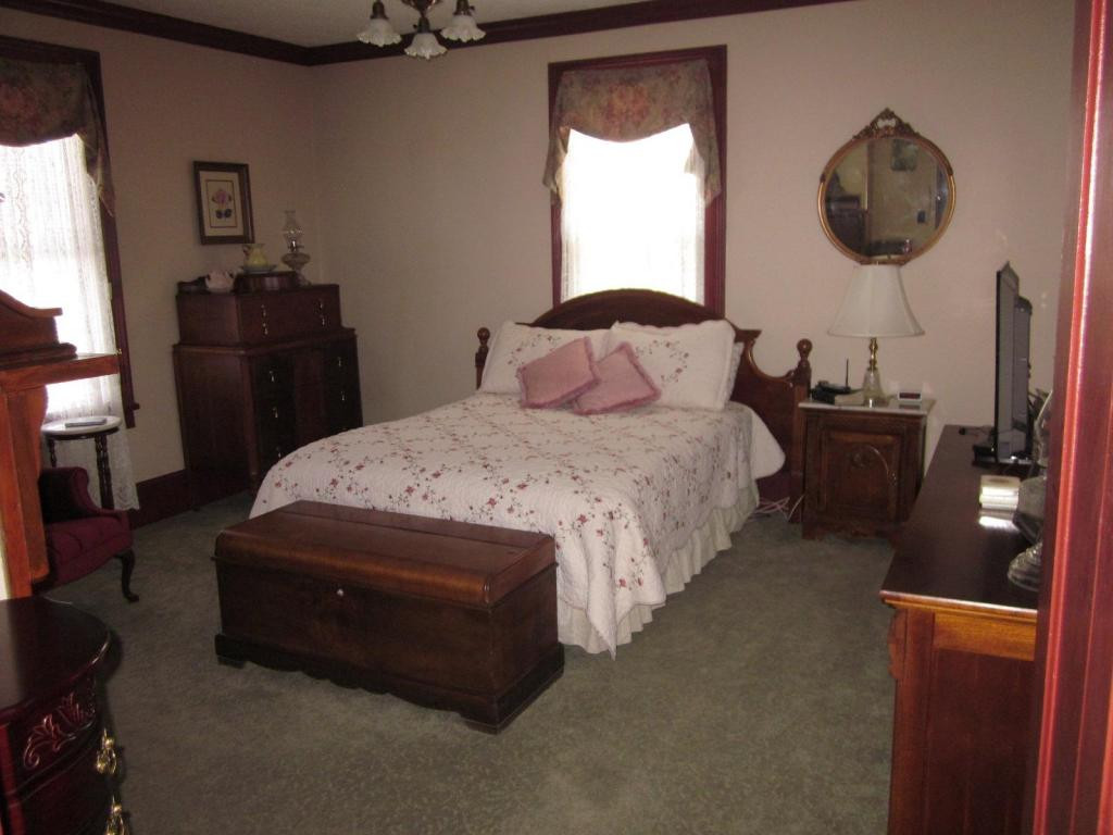 18377 Cleveland Road Abingdon, VA 24211 - Photo 10 of 11 Master bedroom