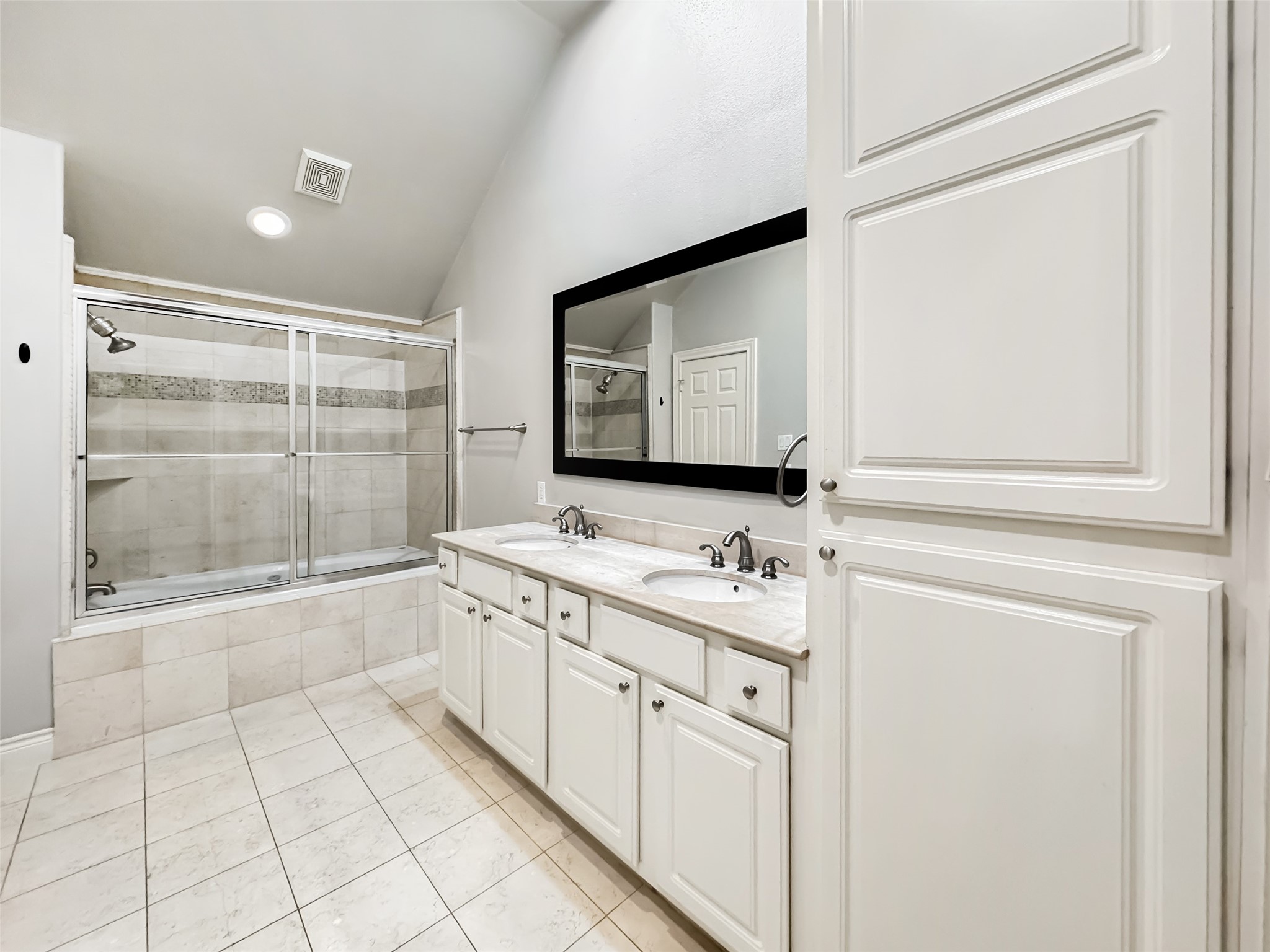 1602 Colorado Street Houston, TX 77007 - Photo 13 of 29 a bathroom with a double vanity sink a mirror and a bathtub