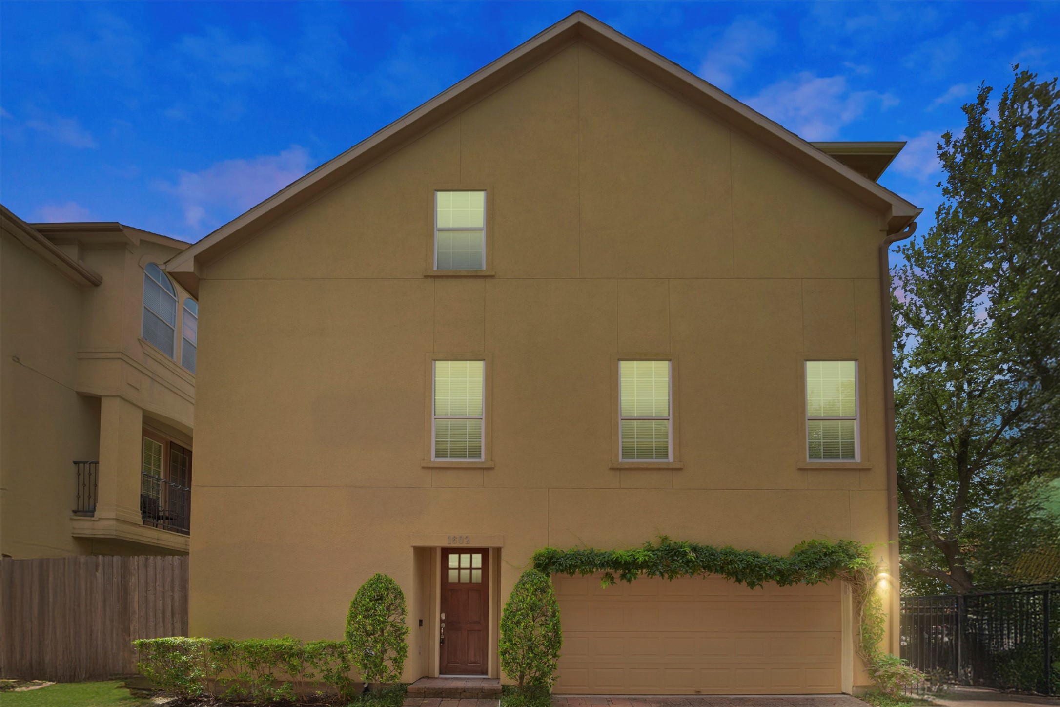 1602 Colorado Street Houston, TX 77007 - Photo 21 of 29 a front view of a house with a yard