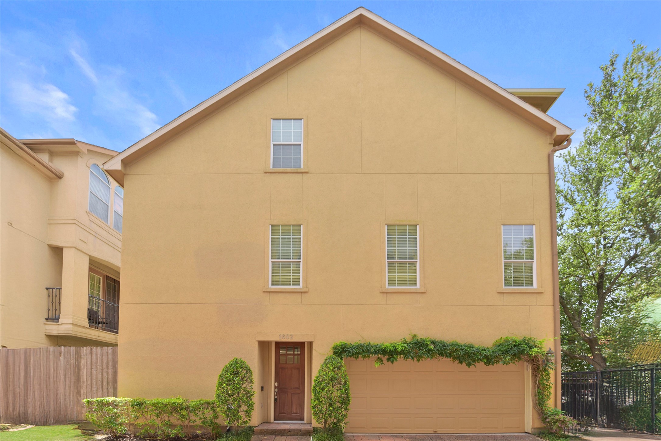 1602 Colorado Street Houston, TX 77007 - Photo 22 of 29 a view of a house with windows