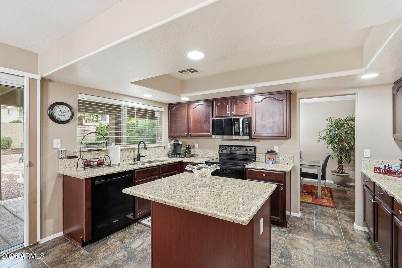 15638 West Redfield Road Surprise, AZ 85379 - Photo 12 of 38 022_ListerPros