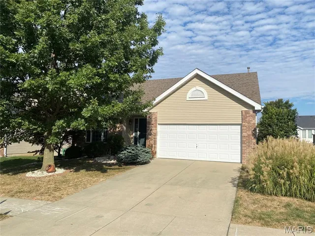 $340,000 | 809 Saybrook Falls Drive, Fairview Heights, IL 62208