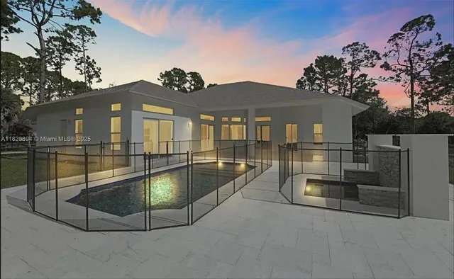 a view of a house with backyard