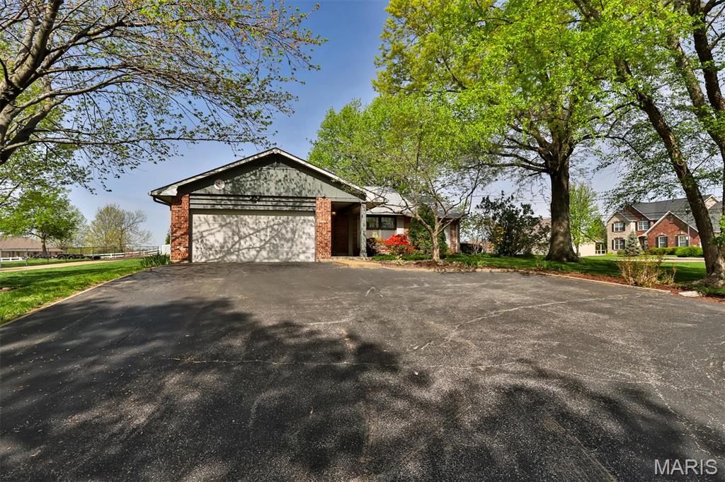 6515 Christopher Drive St. Louis, MO 63129 - Photo 2 of 61