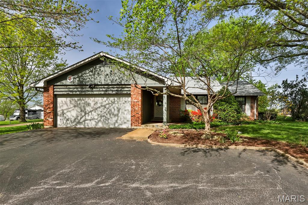 6515 Christopher Drive St. Louis, MO 63129 - Photo 3 of 61