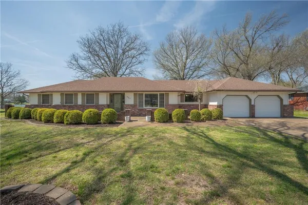 $325,000 | 727 North Leonard Street, Girard, KS 66743