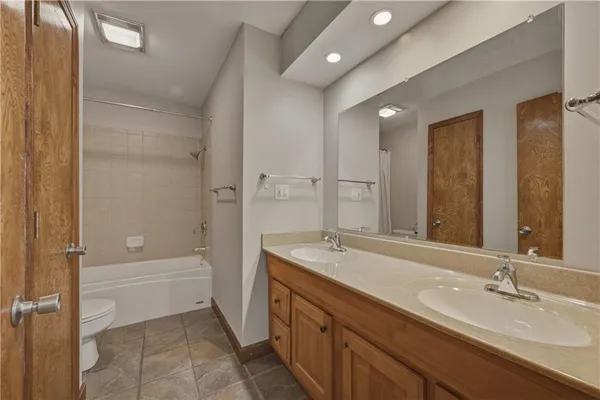 $325,000 | 727 North Leonard Street, Girard, KS 66743