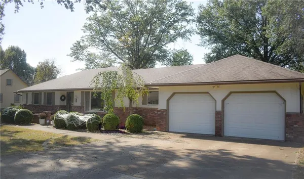 $325,000 | 727 North Leonard Street, Girard, KS 66743
