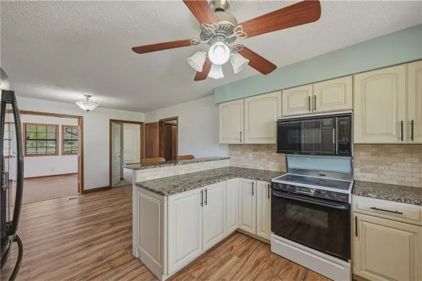 $325,000 | 727 North Leonard Street, Girard, KS 66743