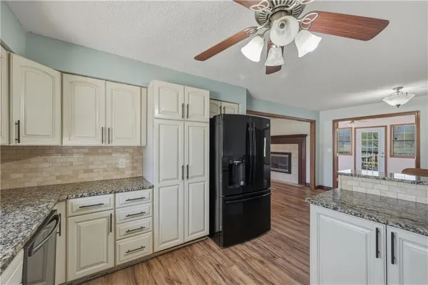 $325,000 | 727 North Leonard Street, Girard, KS 66743