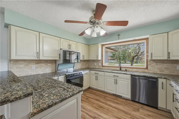 $325,000 | 727 North Leonard Street, Girard, KS 66743