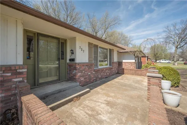 $325,000 | 727 North Leonard Street, Girard, KS 66743