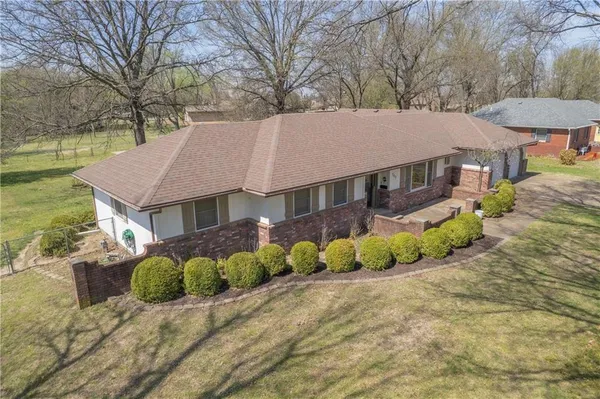 $325,000 | 727 North Leonard Street, Girard, KS 66743