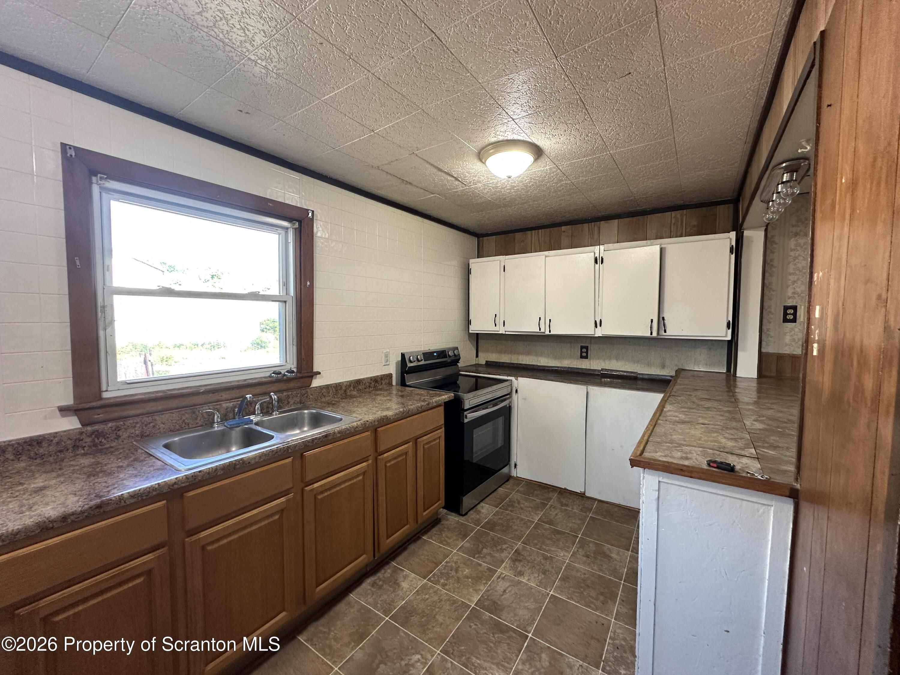 893 Scanlon Avenue Scranton, PA 18508 - Photo 4 of 17 IMG_3449