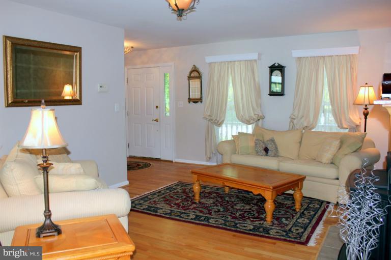 111 Riverside Road Edgewater, MD 21037 - Photo 22 of 27 Living Room